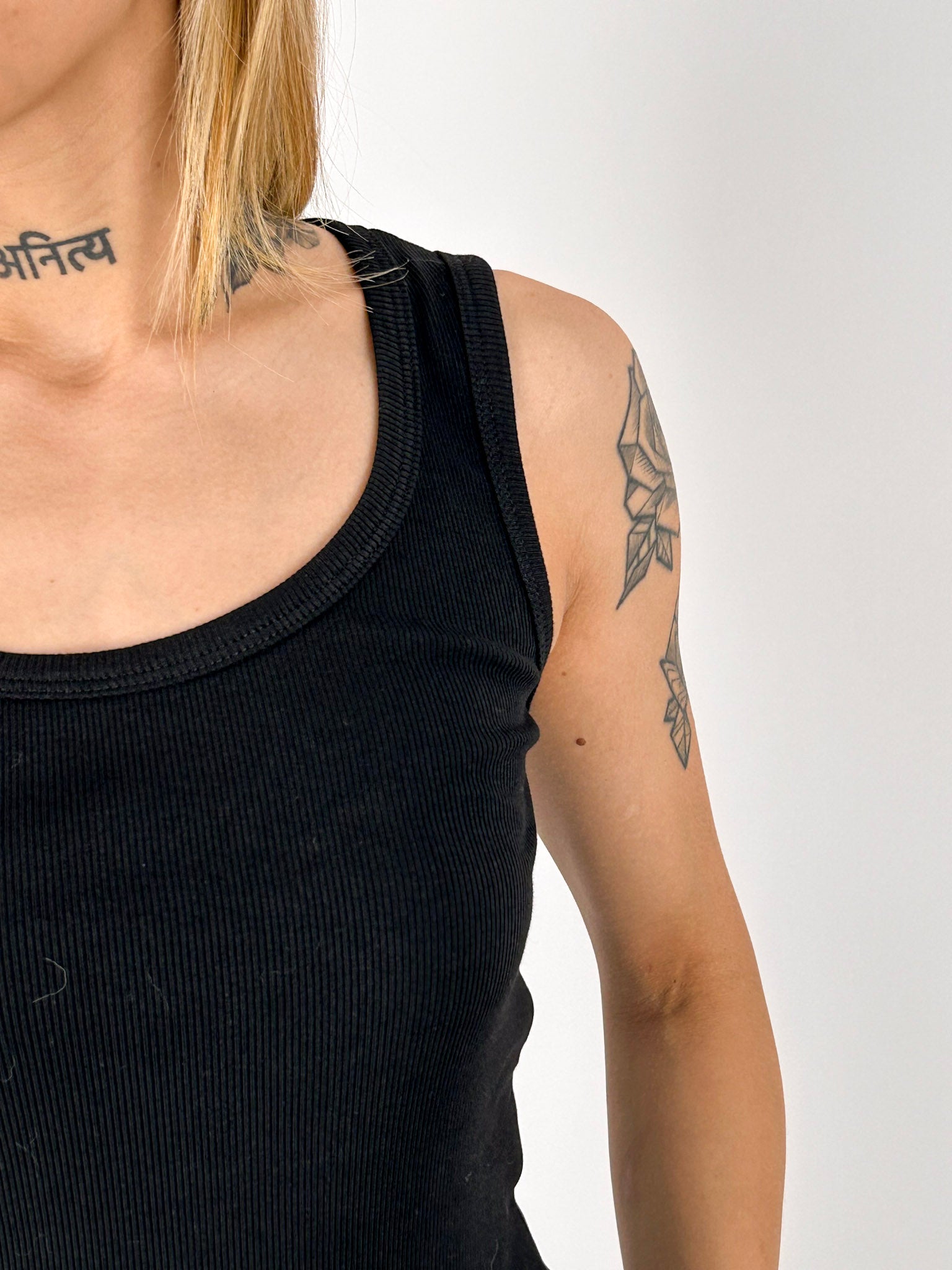 Canotta donna a costine nero con vestibilità slim e tessuto elasticizzato- vista dettaglio 