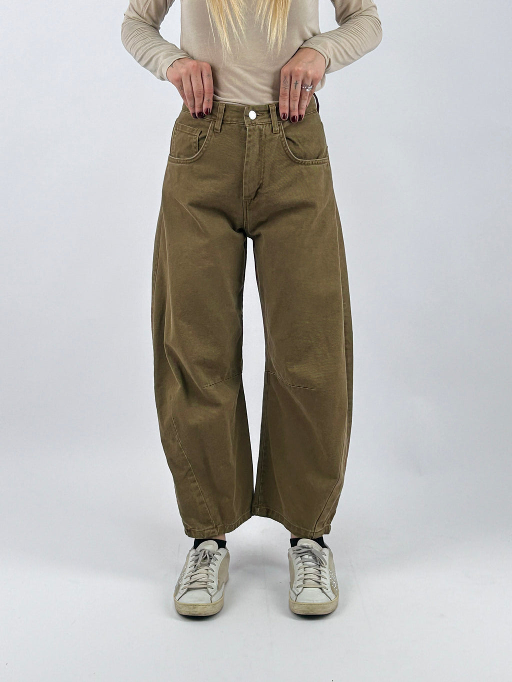 Jeans donna 100% cotone con gamba ampia e sagomata verde kaki - vista frontale