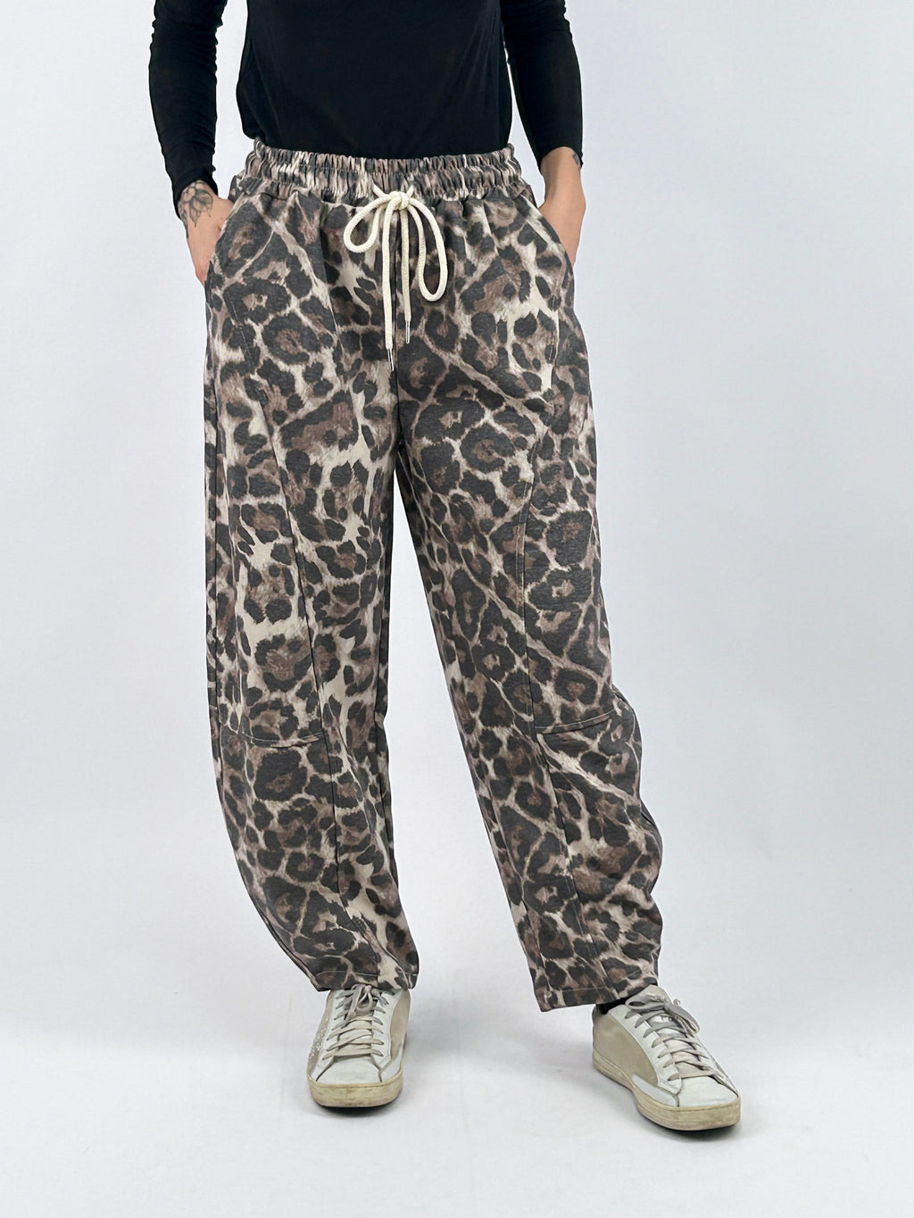 Pantalone donna in felpa con stampa camouflage e gamba ampia animalier - vista frontale