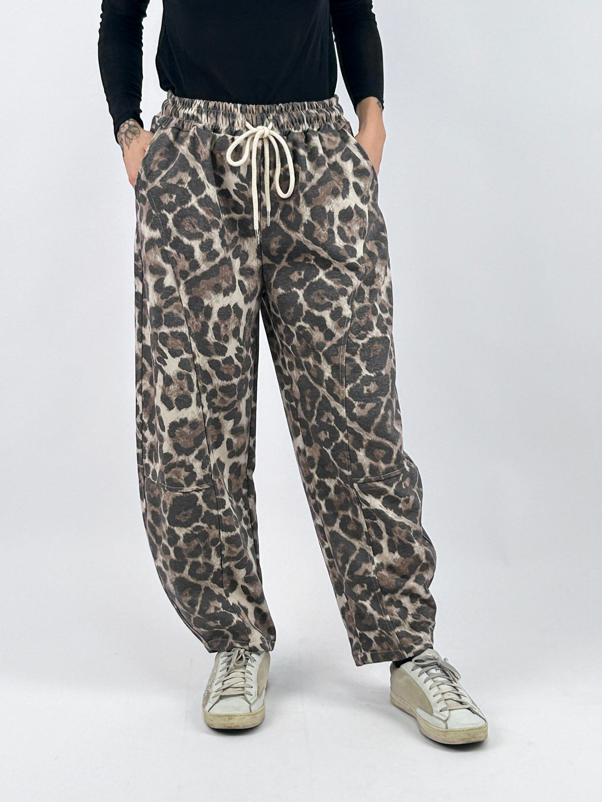 Pantalone donna in felpa con stampa camouflage e gamba ampia animalier - vista frontale