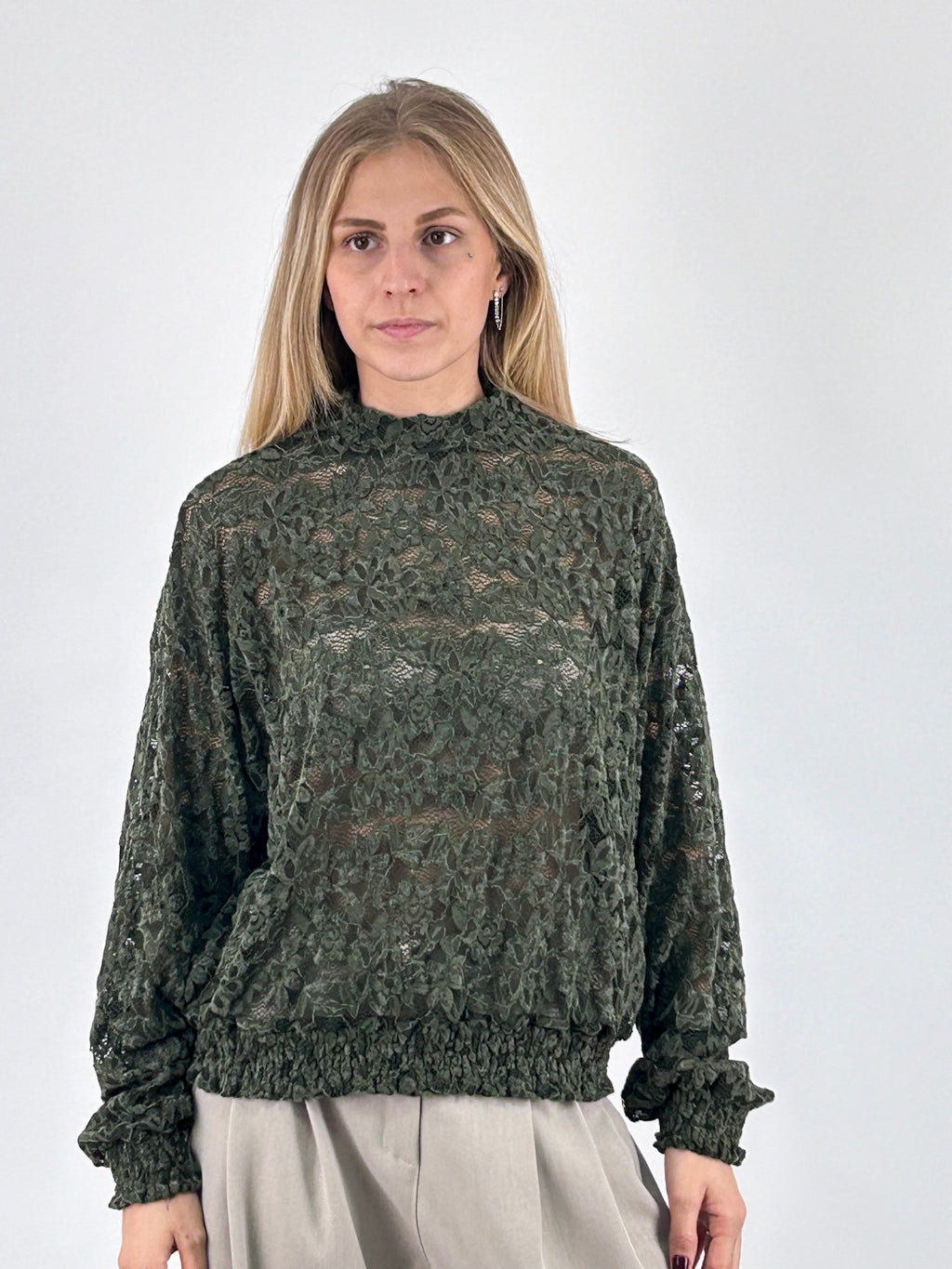 Maglia donna in pizzo floreale con fondo e polsini arricciati verde militare - vista frontale