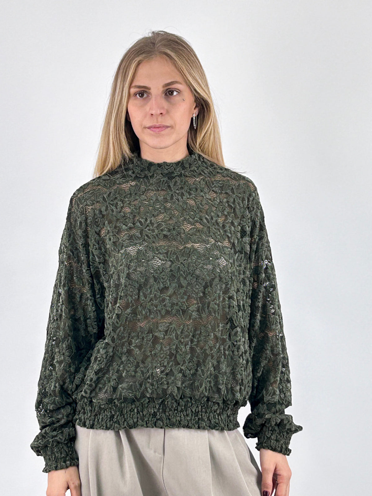 Maglia donna in pizzo floreale con fondo e polsini arricciati verde militare - vista frontale