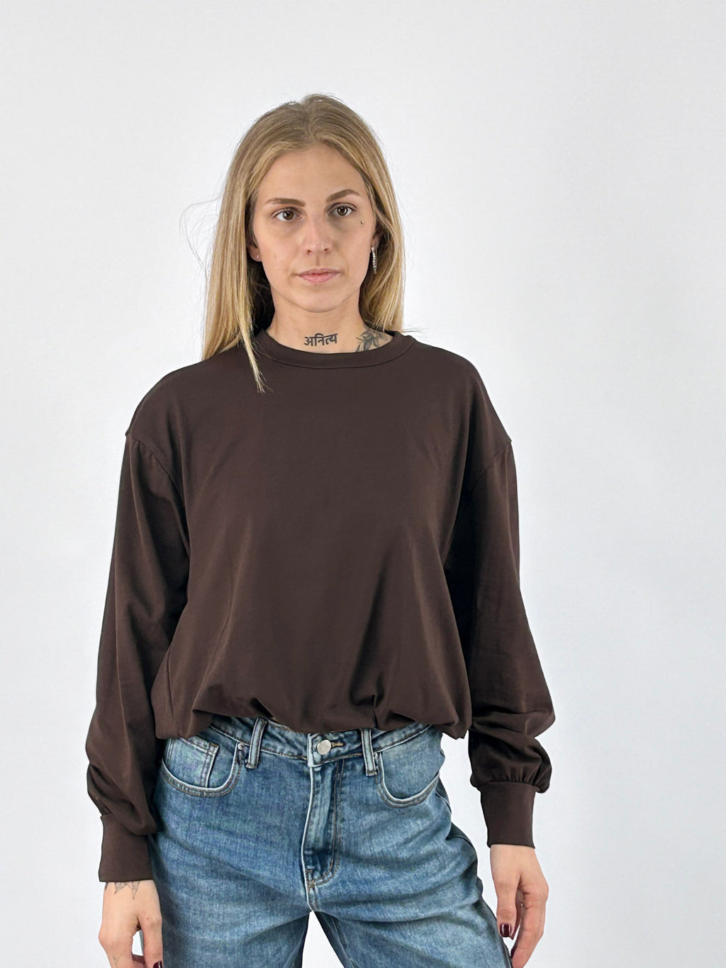 Maglia donna girocollo corta con fondo arricciato marrone - vista frontale