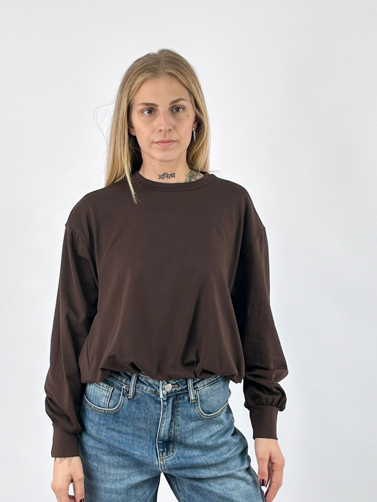 Maglia donna girocollo corta con fondo arricciato marrone - vista frontale