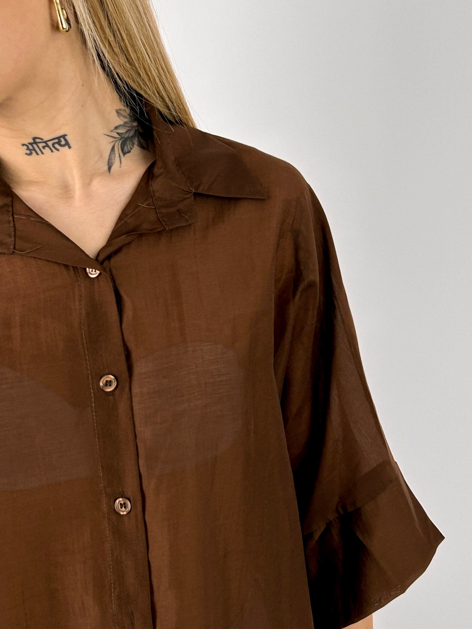 Camicia eva da donna leggera effetto vedo-non-vedo indossata con jeans chiari. cioccolato dettaglio tessuto