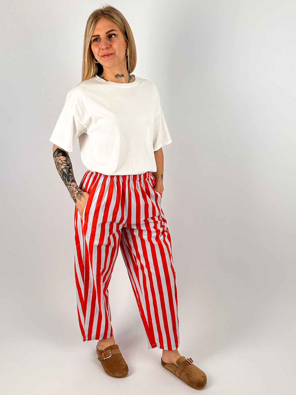 Pantalone Righe da donna in cotone con vita elastica e tasche laterali. vista outfit