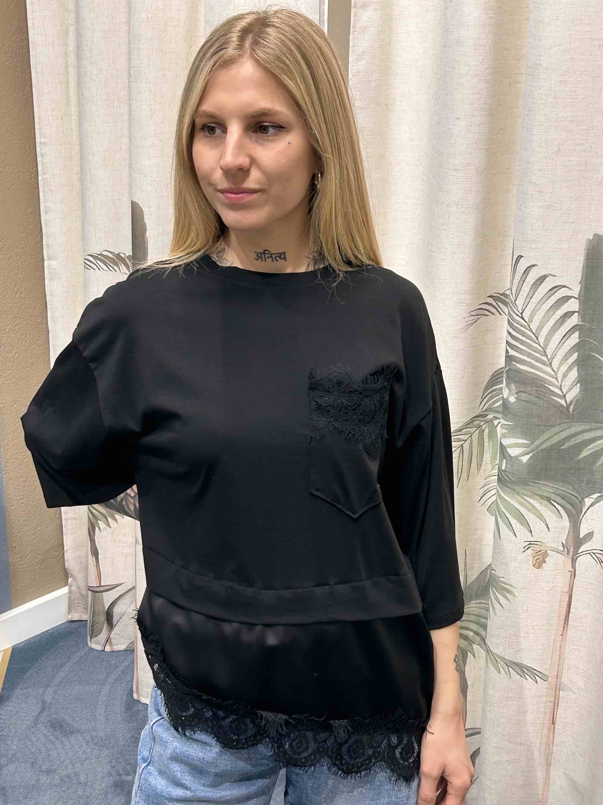 T-shirt donna con pizzo elegante vista  frontale