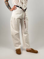 jeans ballon comodo con cintura. vista frontale. vista frontale bianco