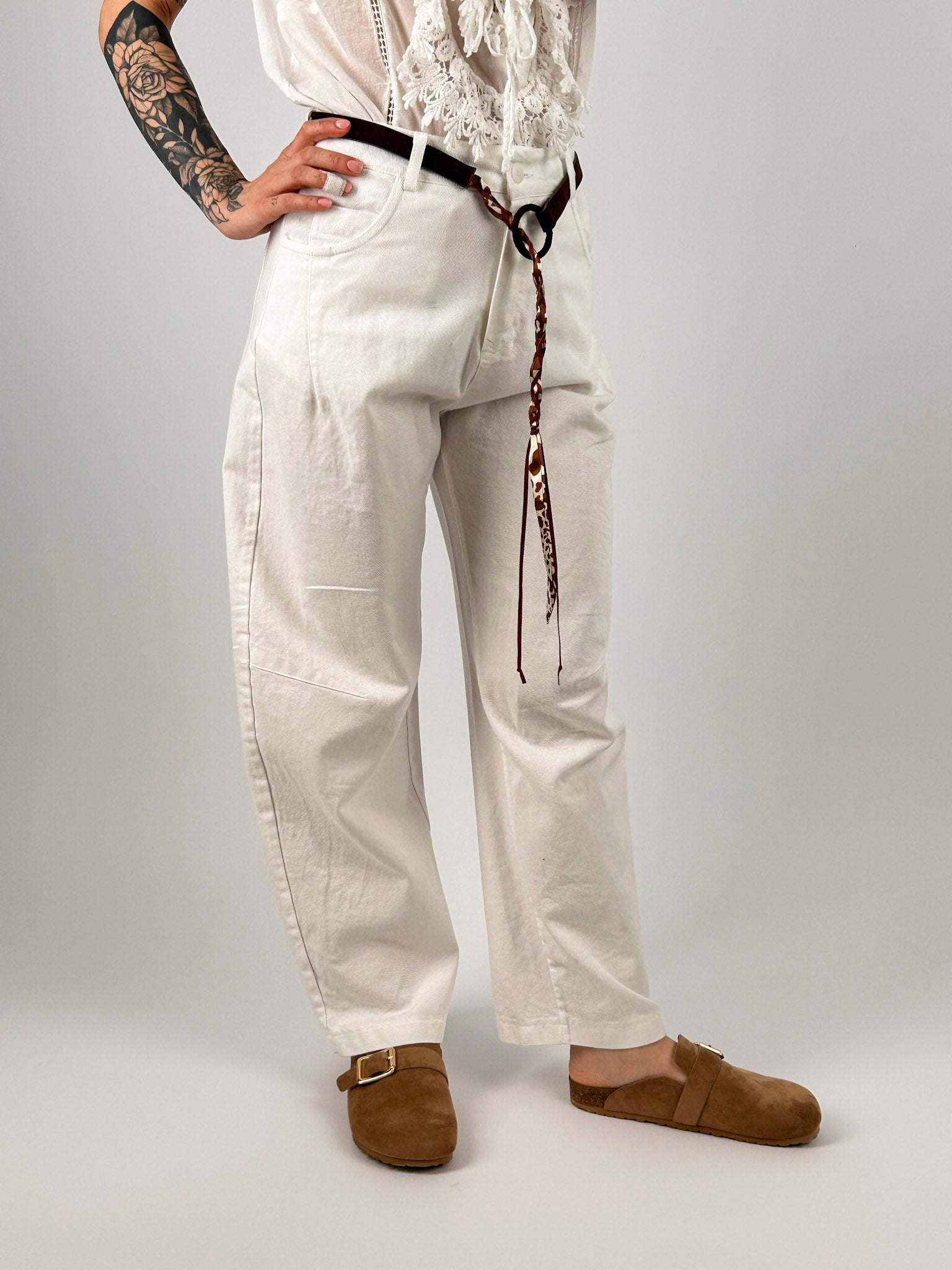 jeans ballon comodo con cintura. vista frontale. vista frontale bianco