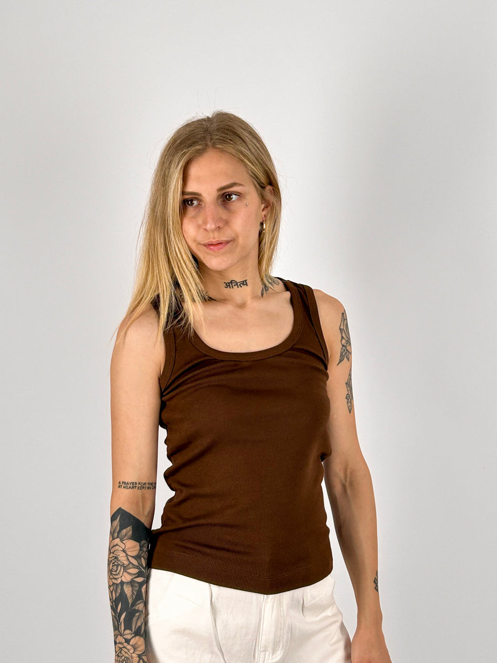 Canotta donna a costine marrone con vestibilità slim e tessuto elasticizzato- vista frontale 