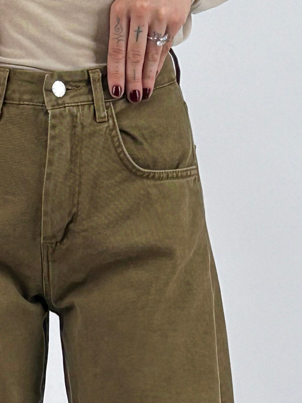 Jeans donna 100% cotone con gamba ampia e sagomata verde kaki - vista dettaglio