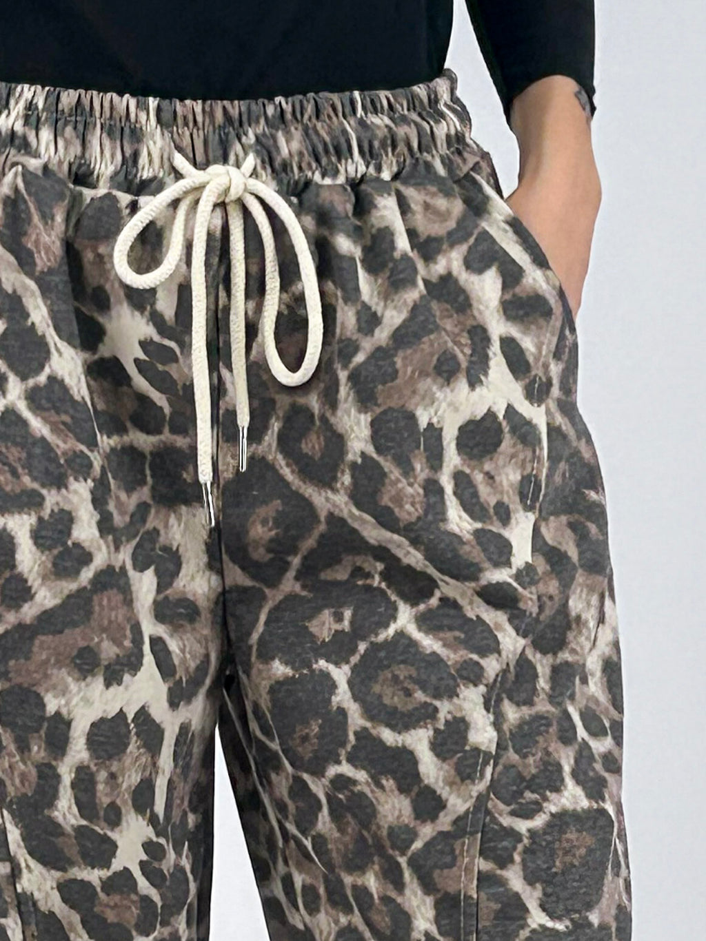 Pantalone donna in felpa con stampa camouflage e gamba ampia animalier - vista dettaglio