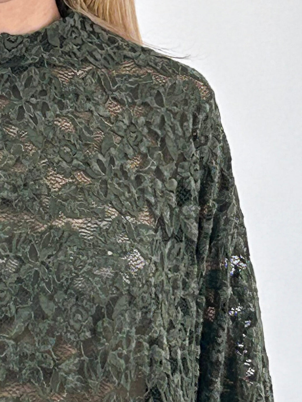 Maglia donna in pizzo floreale con fondo e polsini arricciati verde militare - vista dettaglio