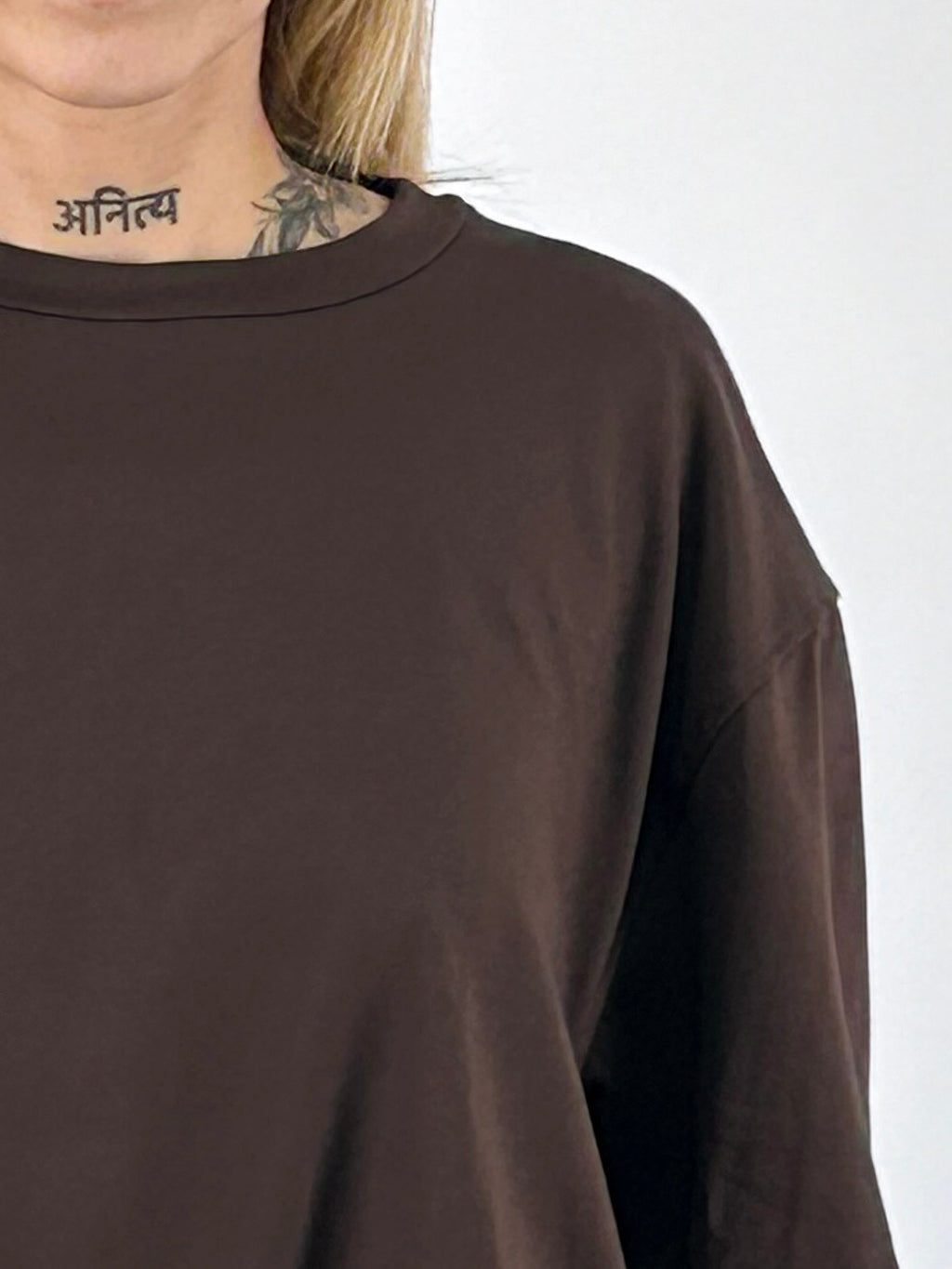 Maglia donna girocollo corta con fondo arricciato marrone - vista dettaglio
