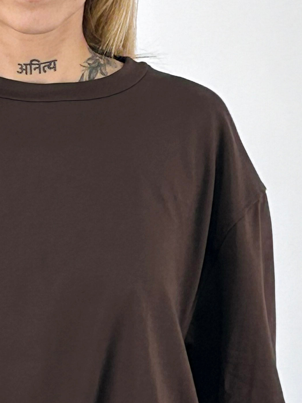 Maglia donna girocollo corta con fondo arricciato marrone - vista dettaglio