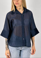 Camicia eva blu da donna leggera effetto vedo-non-vedo indossata con jeans chiari. blu vista frontale
