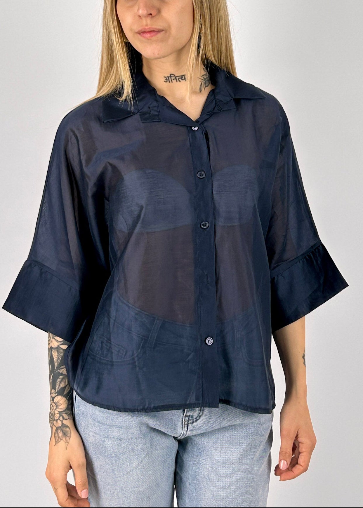 Camicia Nora da donna leggera effetto vedo-non-vedo indossata con jeans chiari. blu vista frontale