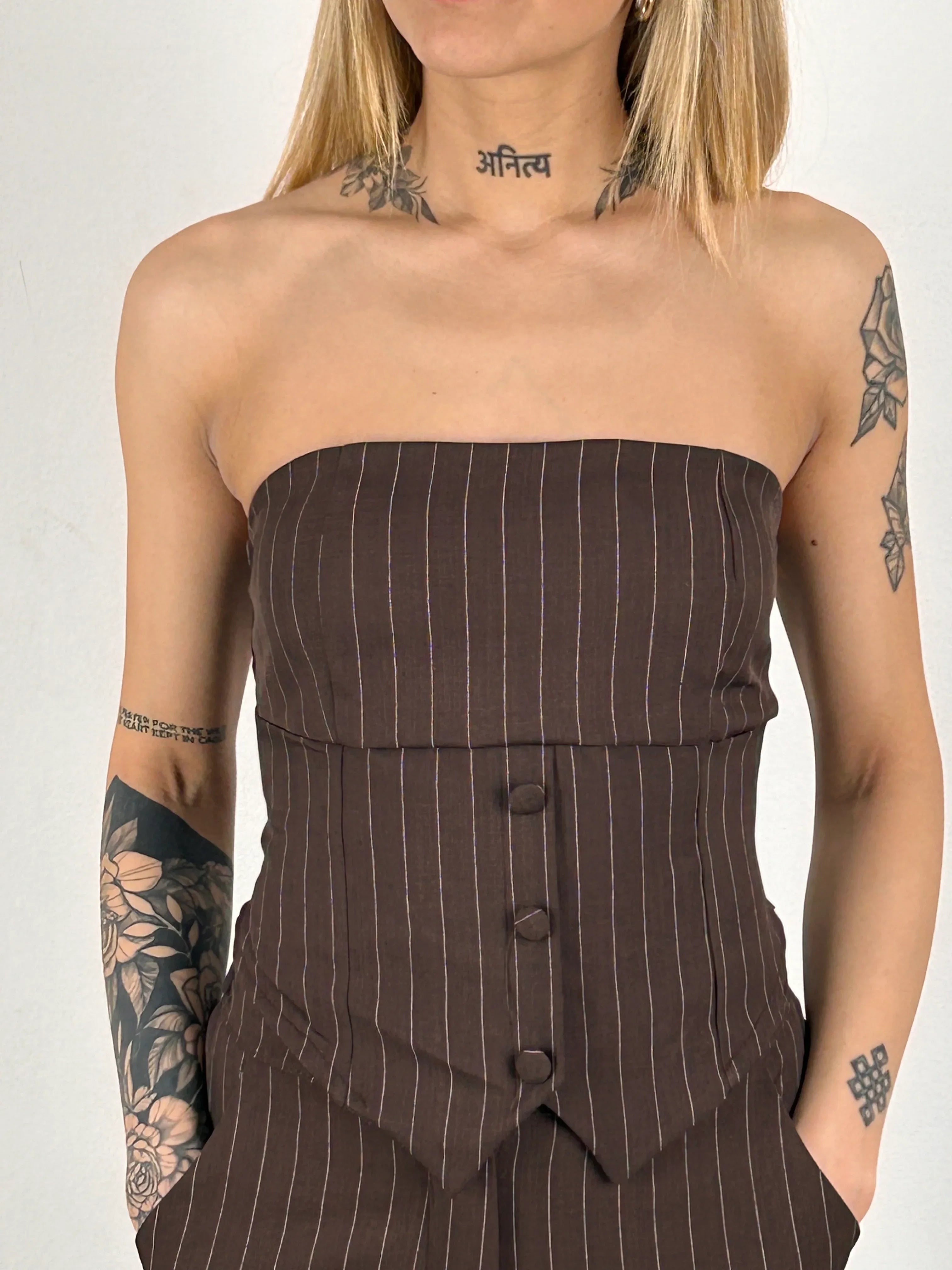 completo donna elegante gessato vista frontale dettaglio top