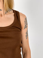 Canotta donna a costine marrone con vestibilità slim e tessuto elasticizzato- vista dettaglio 