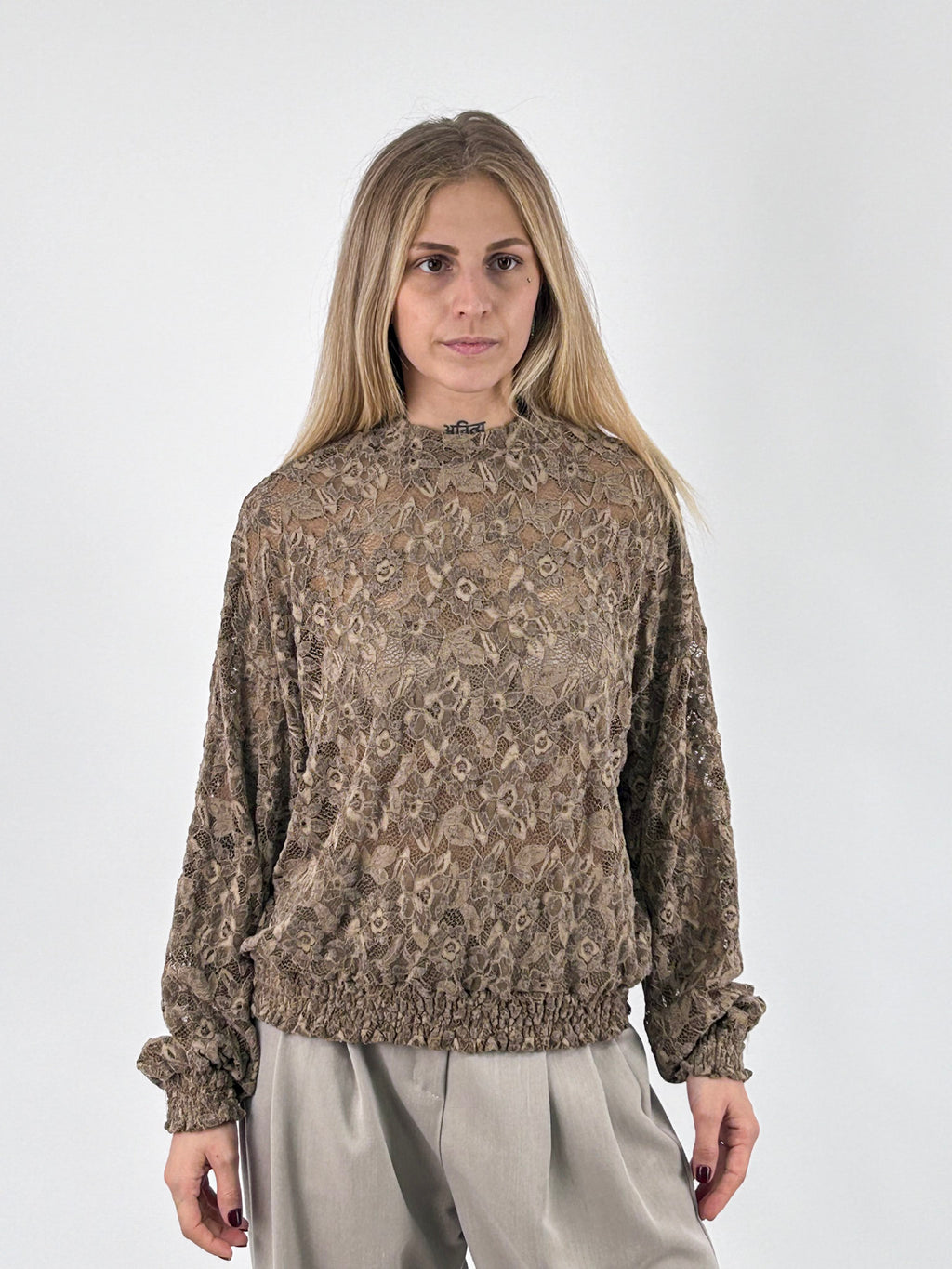 Maglia donna in pizzo floreale con fondo e polsini arricciati tortora - vista frontale