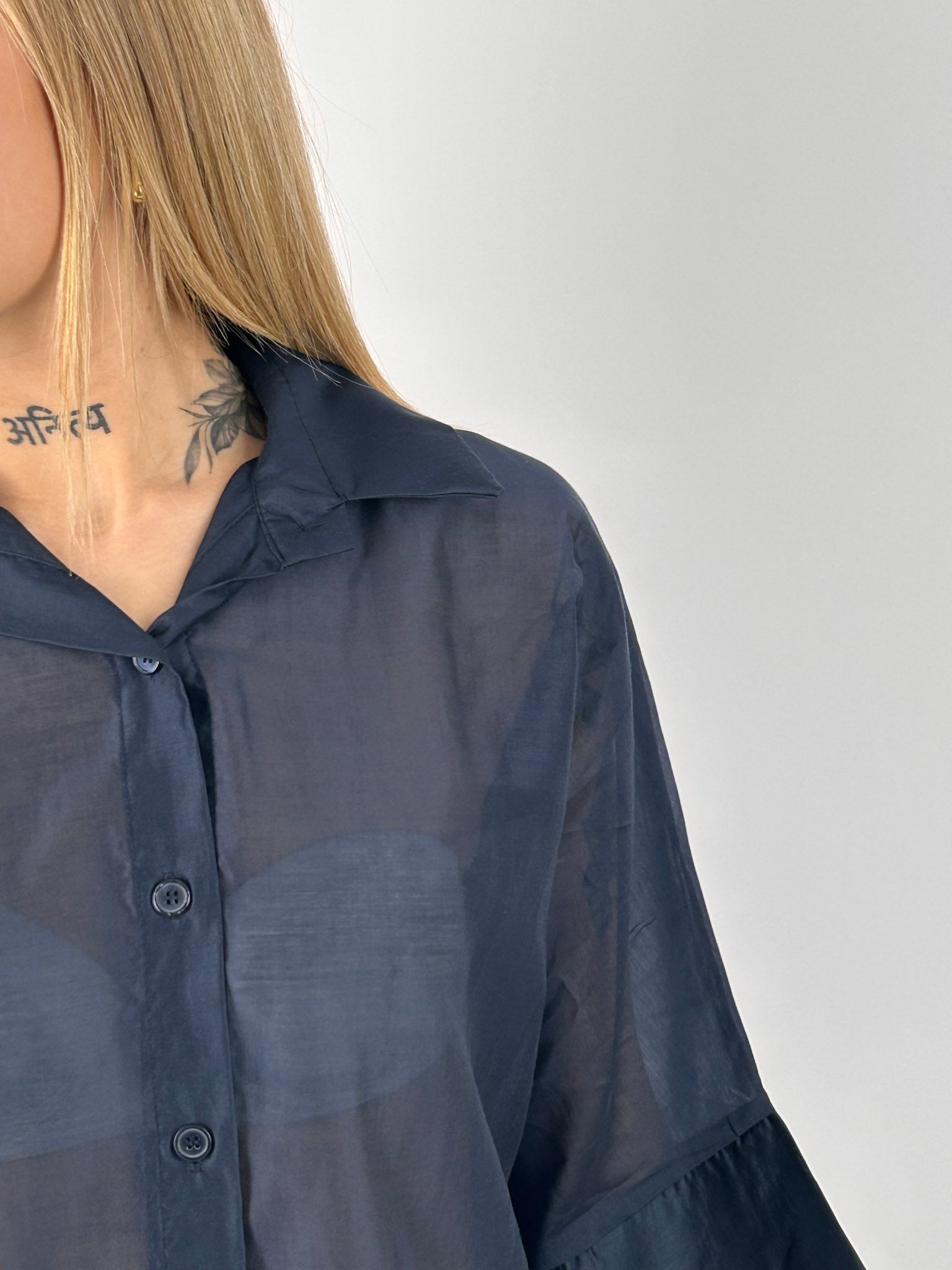Camicia eva blu da donna leggera effetto vedo-non-vedo indossata con jeans chiari. blu vista tessuto