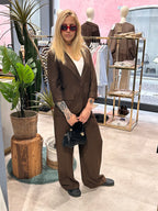 Completo donna marrone con blazer elegante e pantalone ampio a vita alta stile chic moderno. outfit con modella