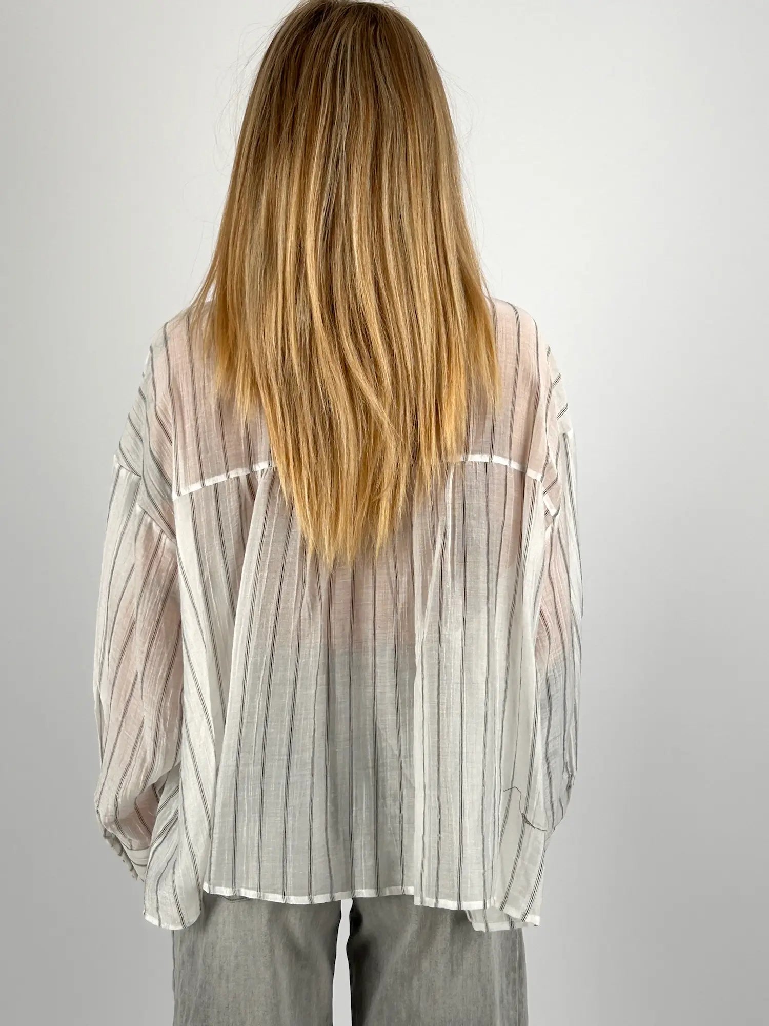 Camicia donna plissé a righe nei toni beige e grigio con vestibilità morbida e tessuto leggero. vista retro