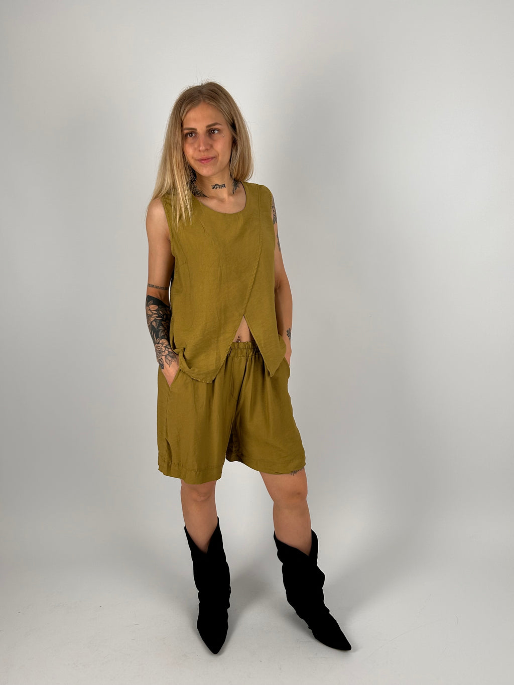 Completo donna verde oliva con top senape smanicato e shorts coordinati - vista frontale

