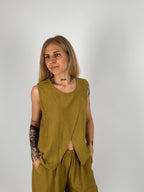 Completo donna verde oliva con top senape smanicato e shorts coordinati - vista top