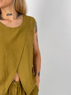 Completo donna verde oliva con top senape smanicato e shorts coordinati - dettaglio collo