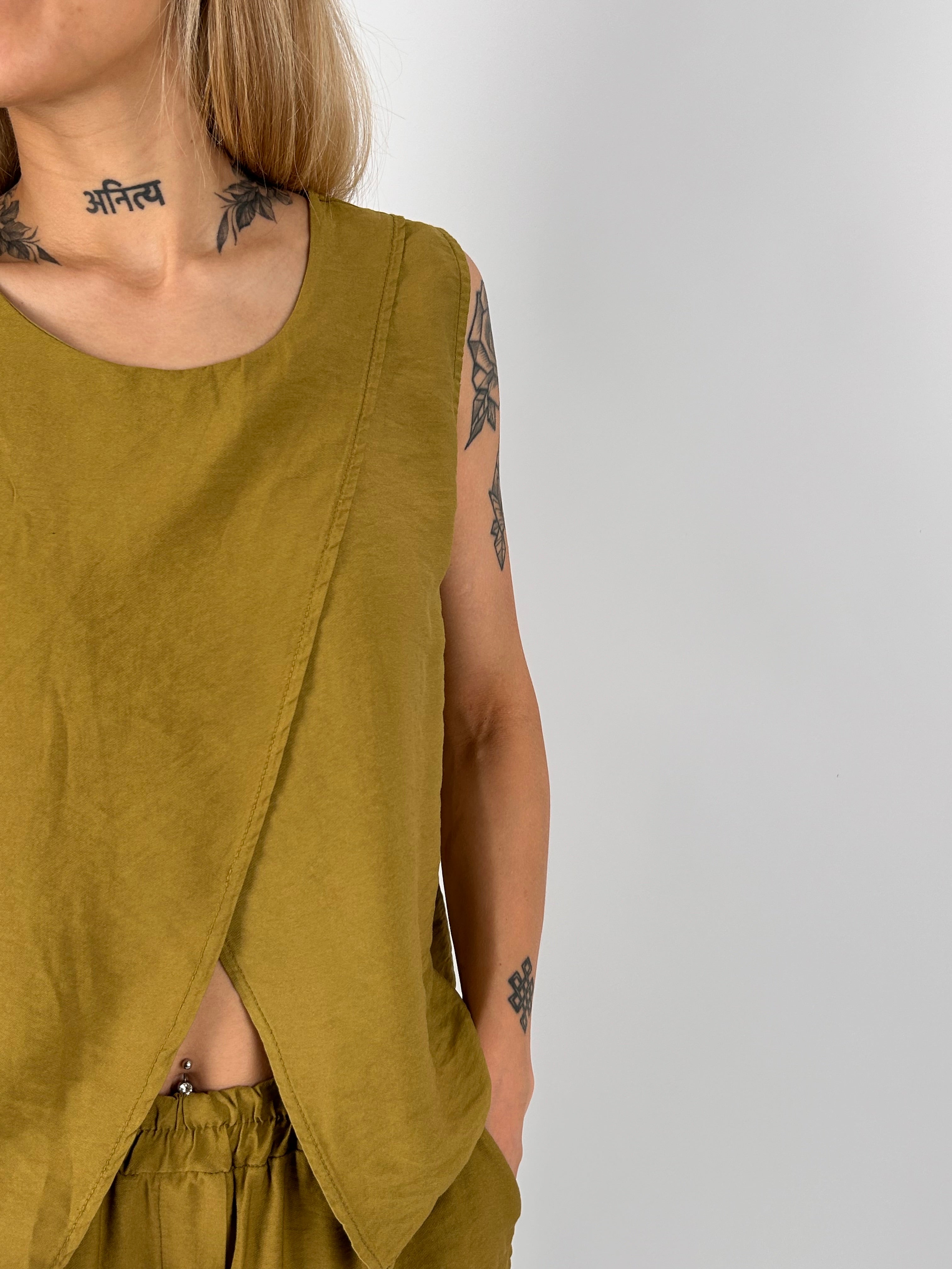 Completo donna verde oliva con top senape smanicato e shorts coordinati - dettaglio collo