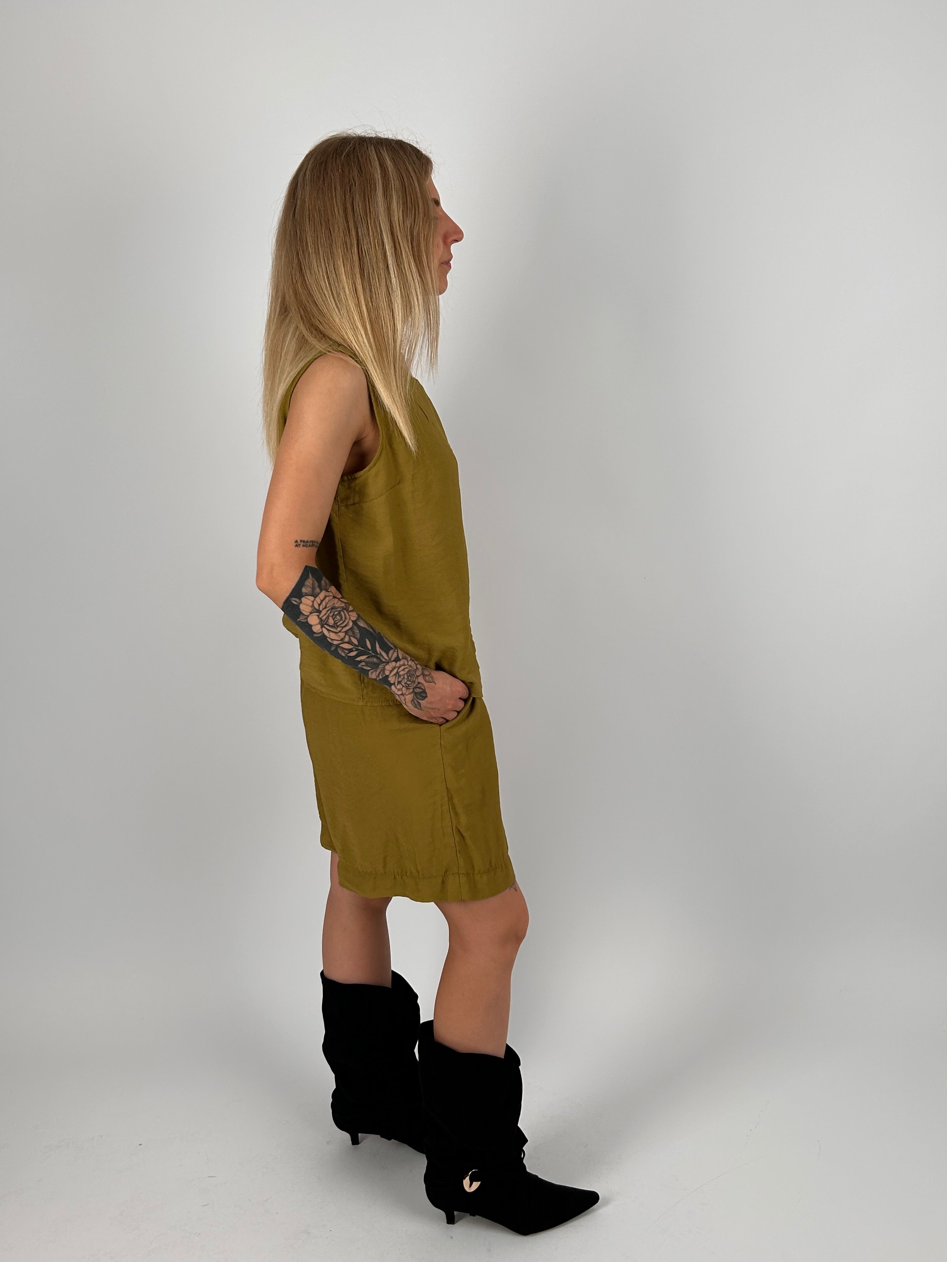 Completo donna verde oliva con top senape smanicato e shorts coordinati - vista laterale