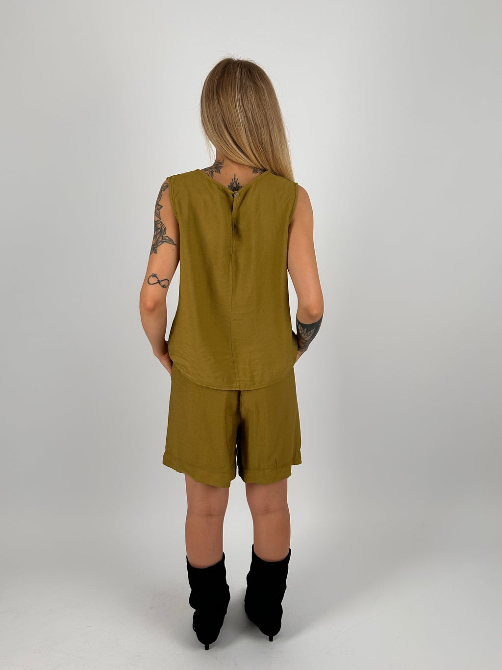 Completo donna verde oliva con top senape smanicato e shorts coordinati - vista retro