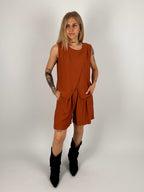 Completo donna verde oliva con top terracotta smanicato e shorts coordinati - vista frontale