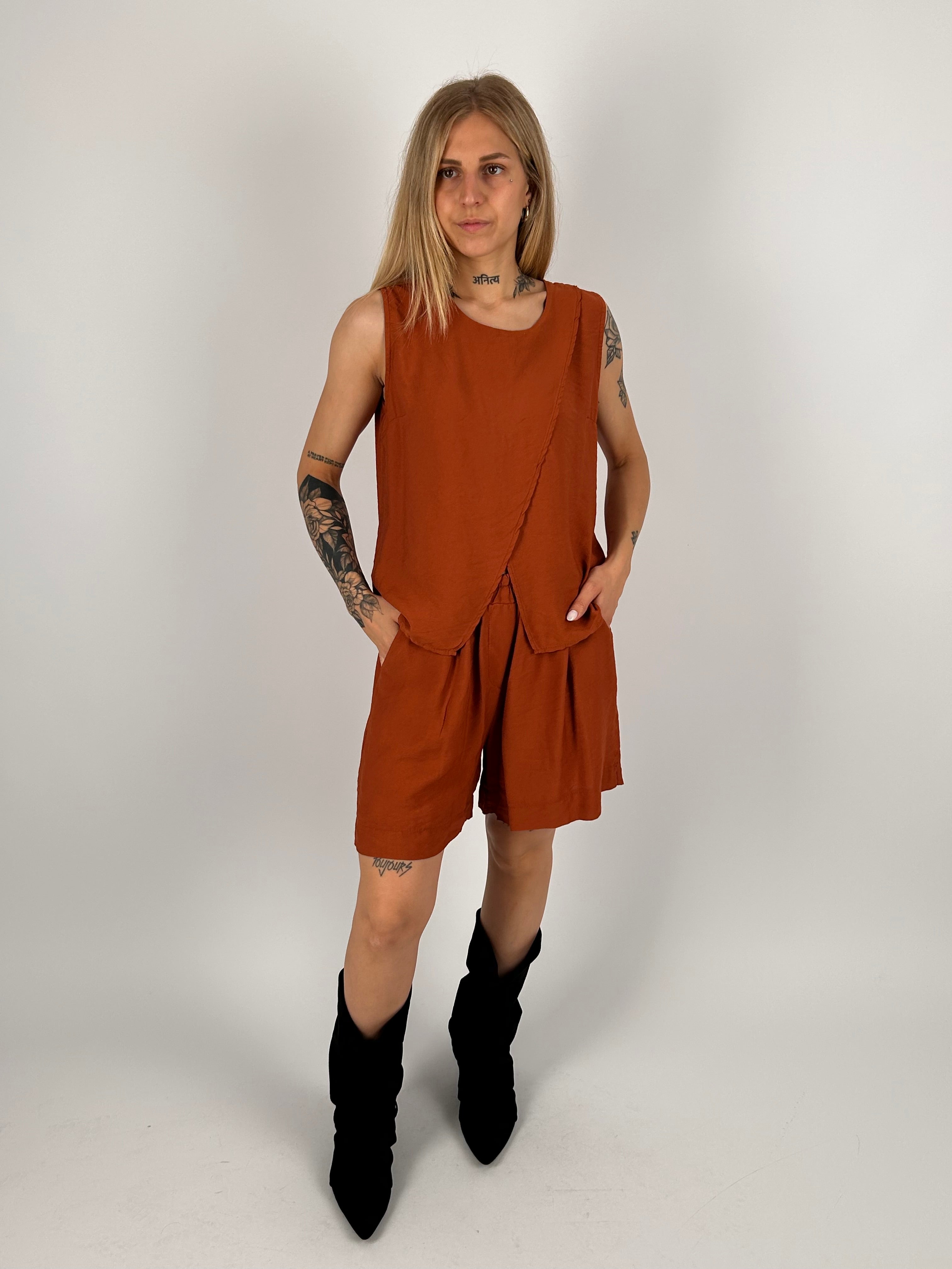 Completo donna verde oliva con top terracotta smanicato e shorts coordinati - vista frontale