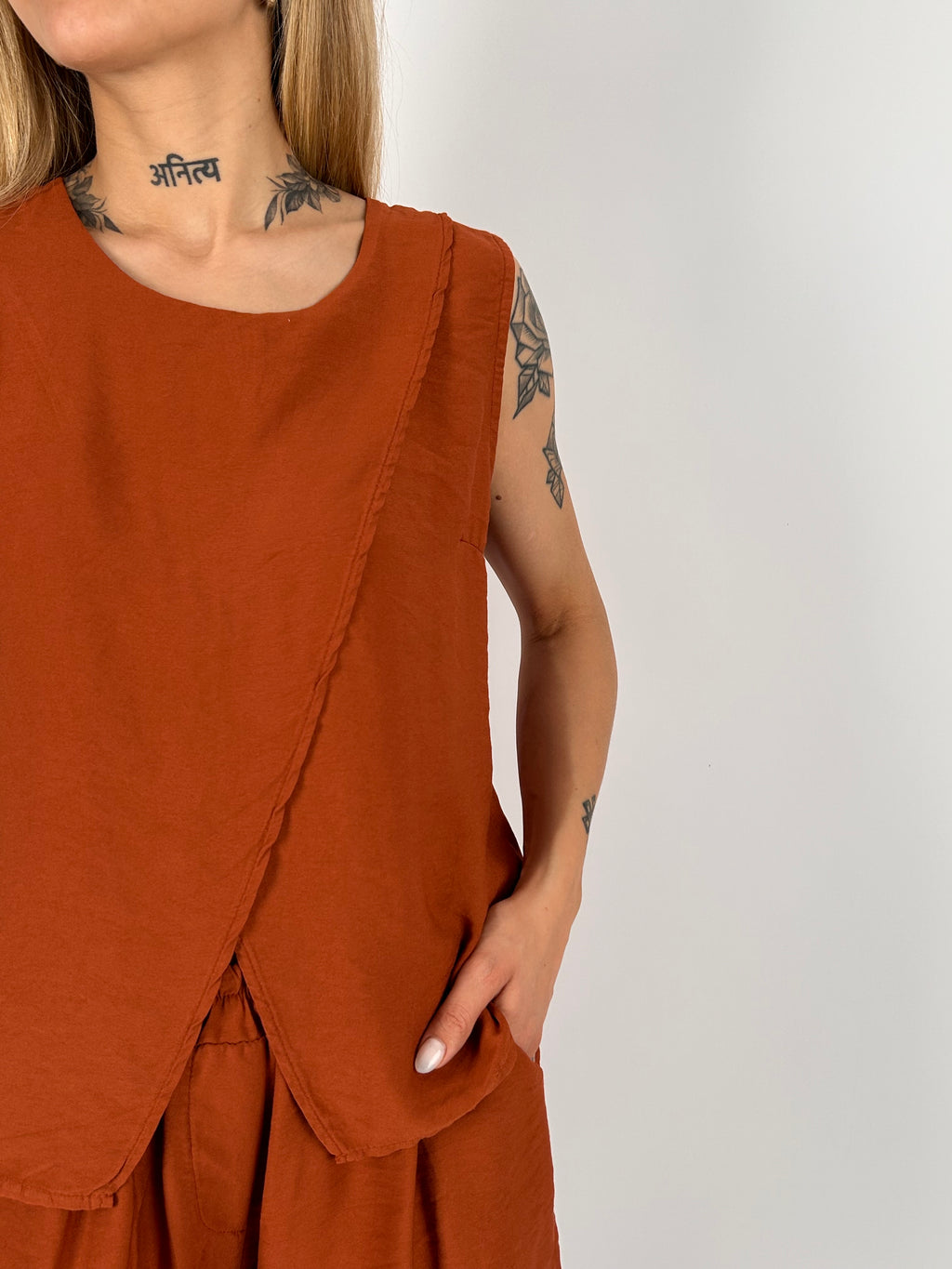 Completo donna verde oliva con top terracotta smanicato e shorts coordinati - vista dettaglio