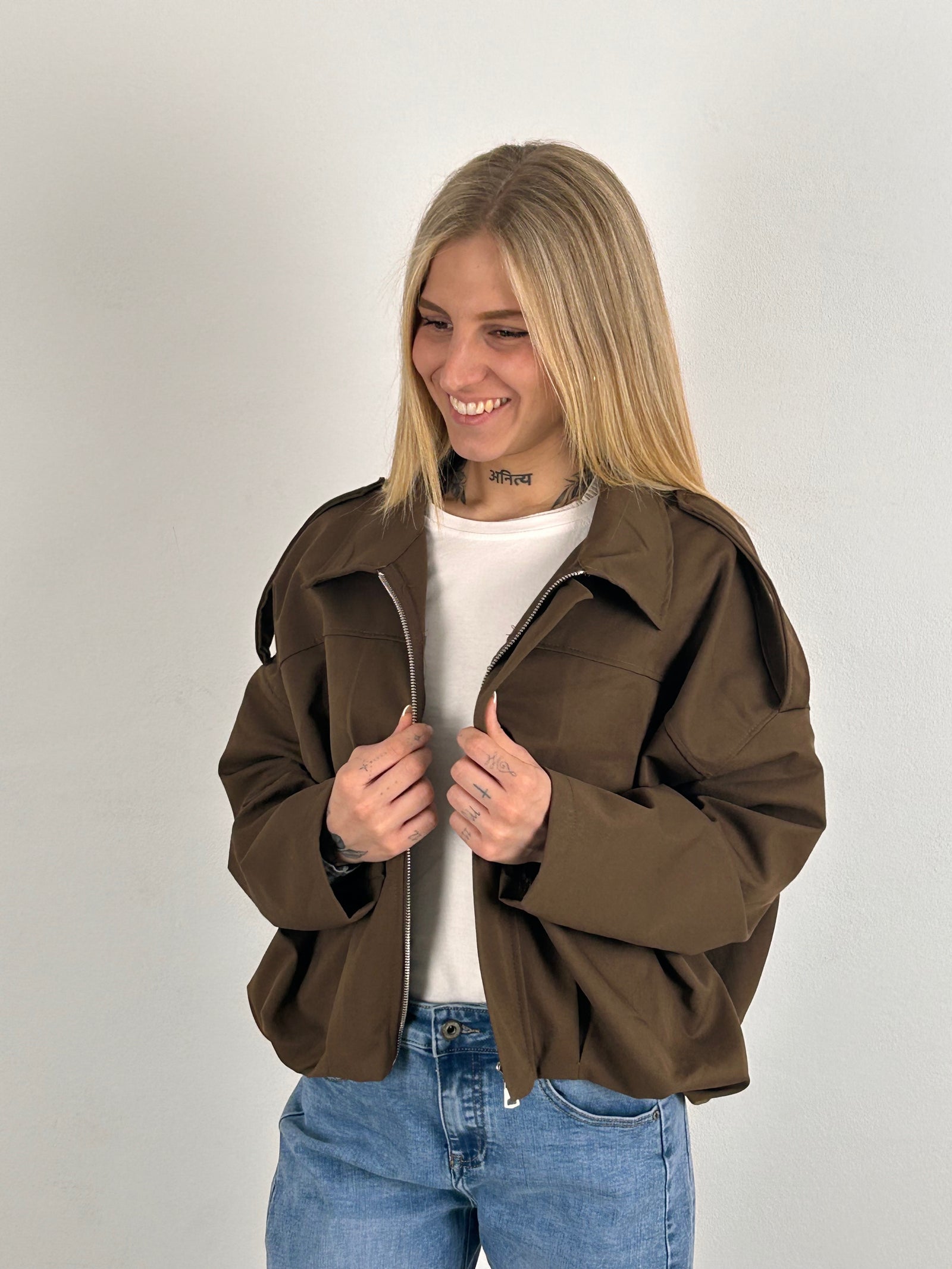 Modella indossa bomber in tela marrone