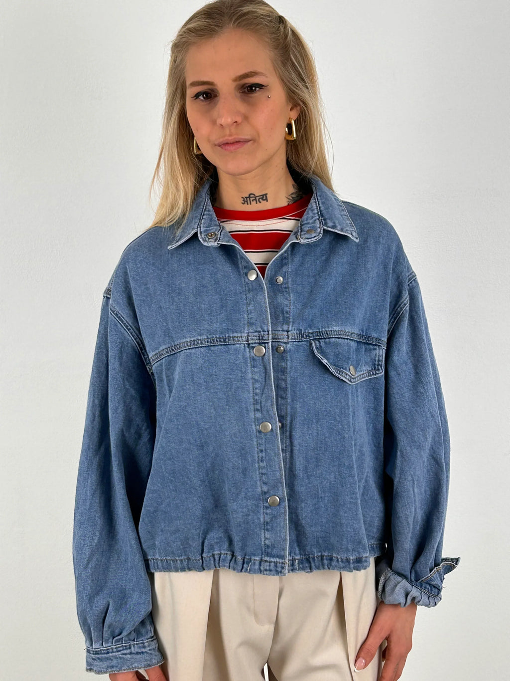 Giubbino denim donna over vista frontale