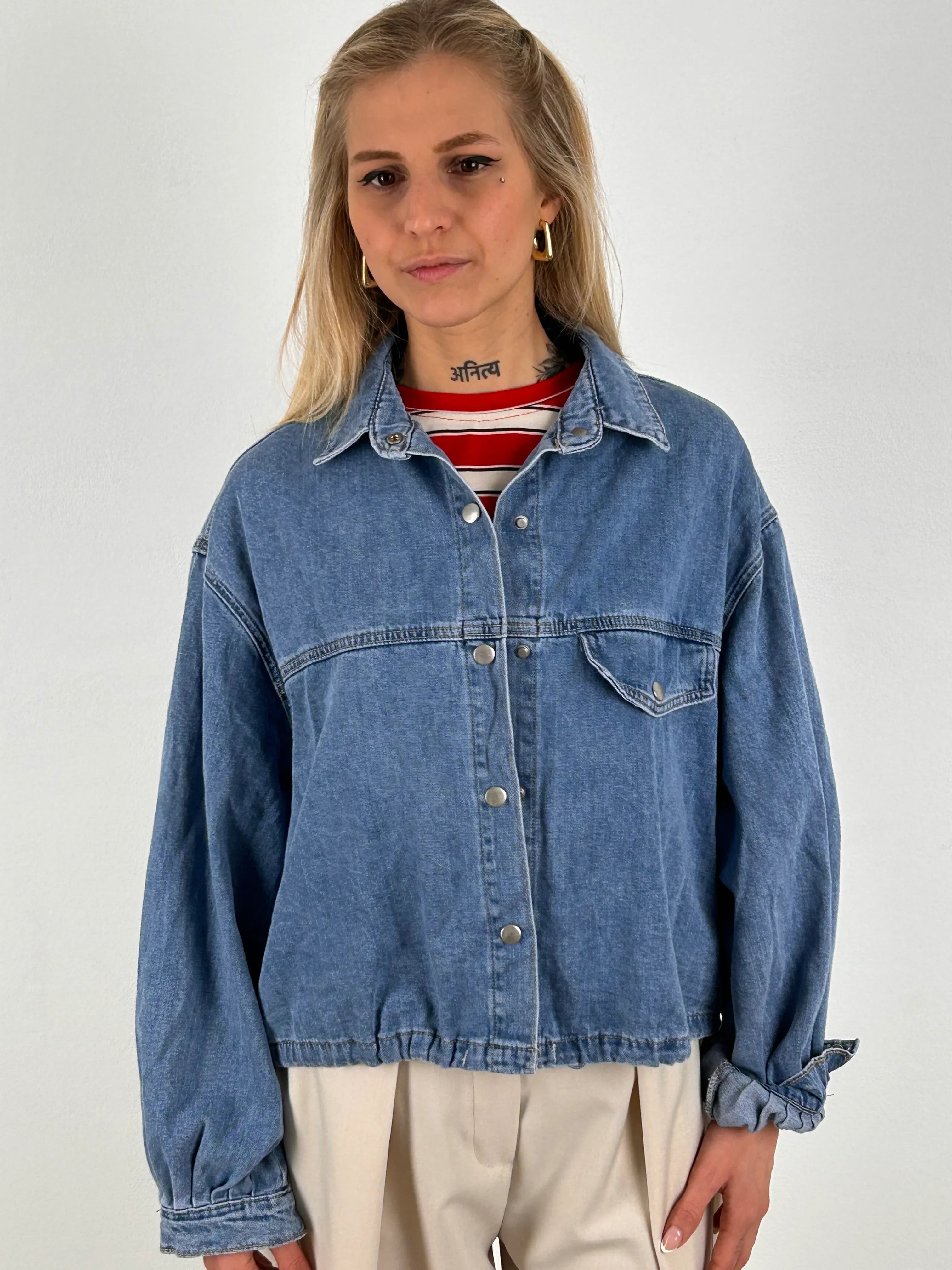Giubbino denim donna over vista frontale