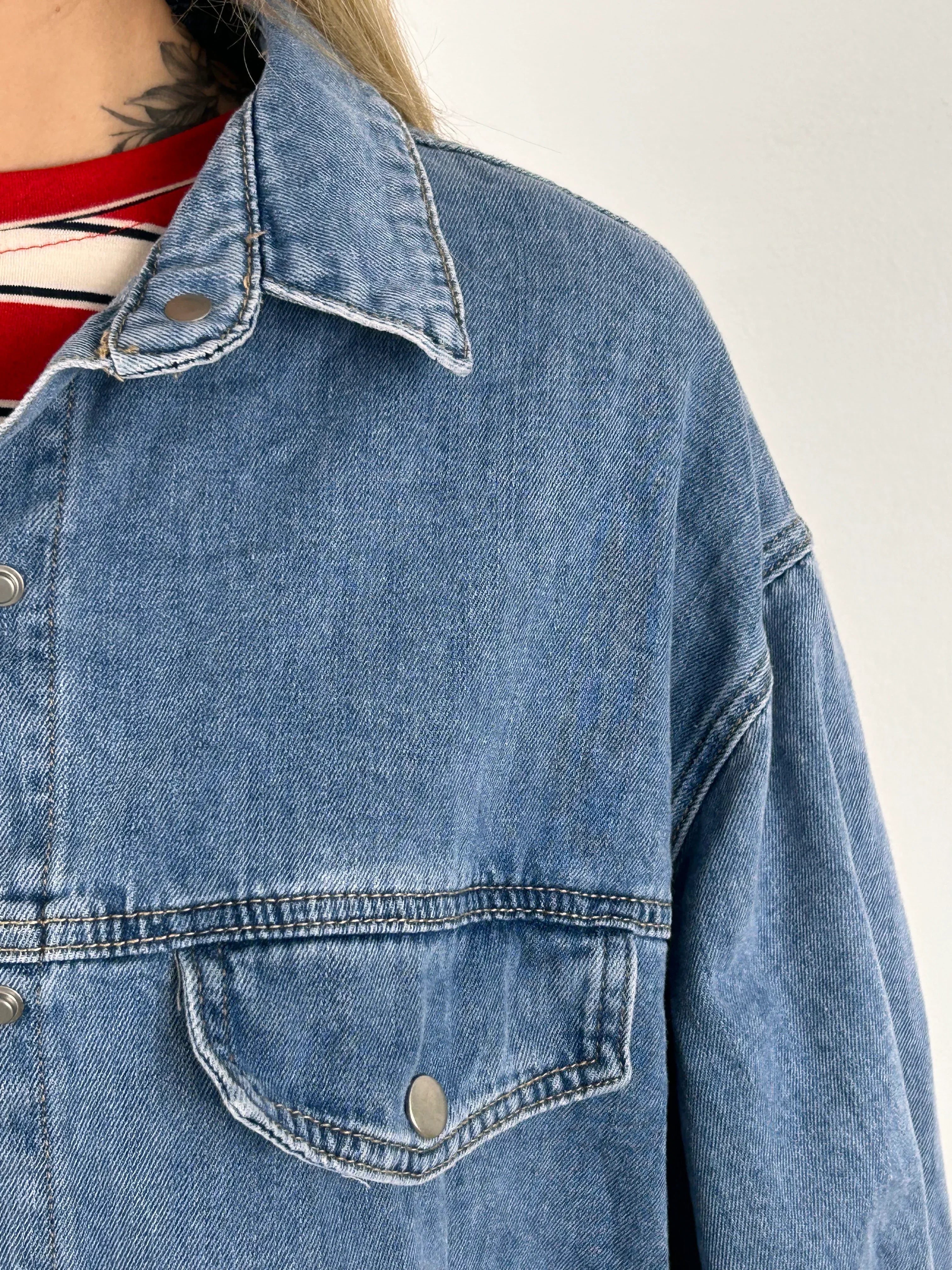 Giubbino denim donna over dettaglio