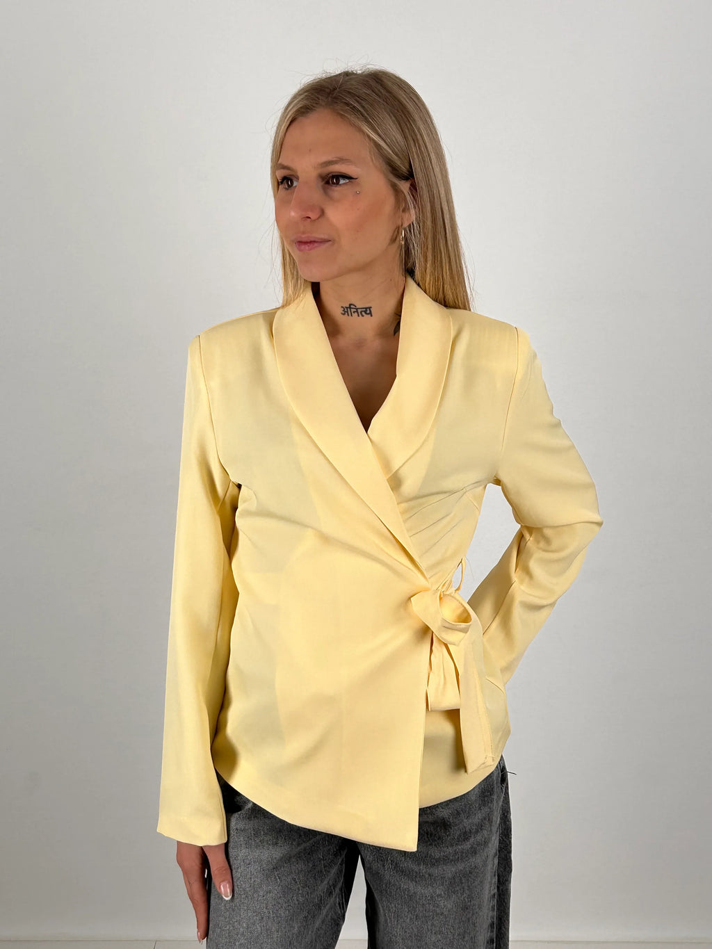 Giacca incrociata donna con fiocco vista frontale