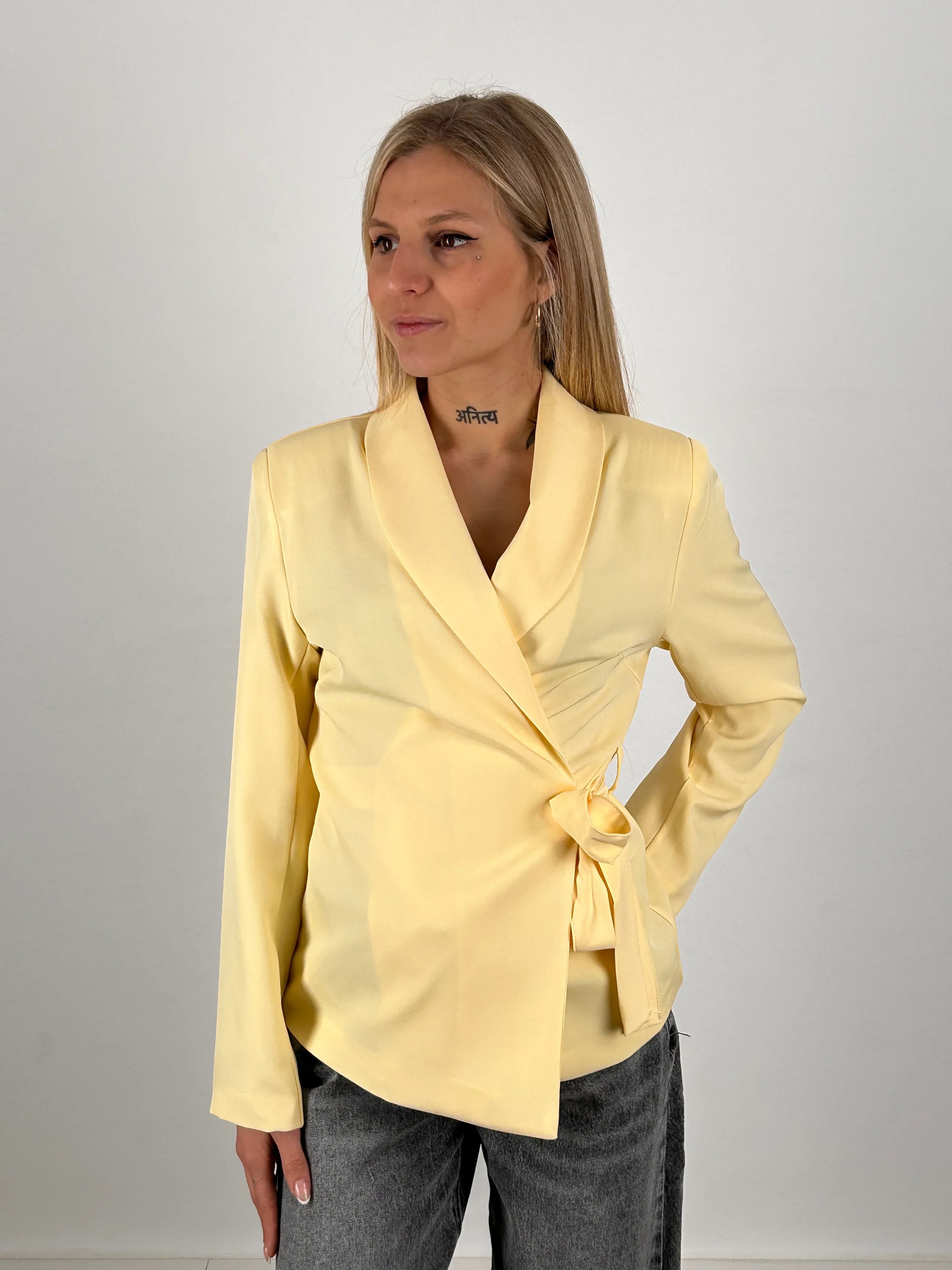 Giacca incrociata donna con fiocco vista frontale
