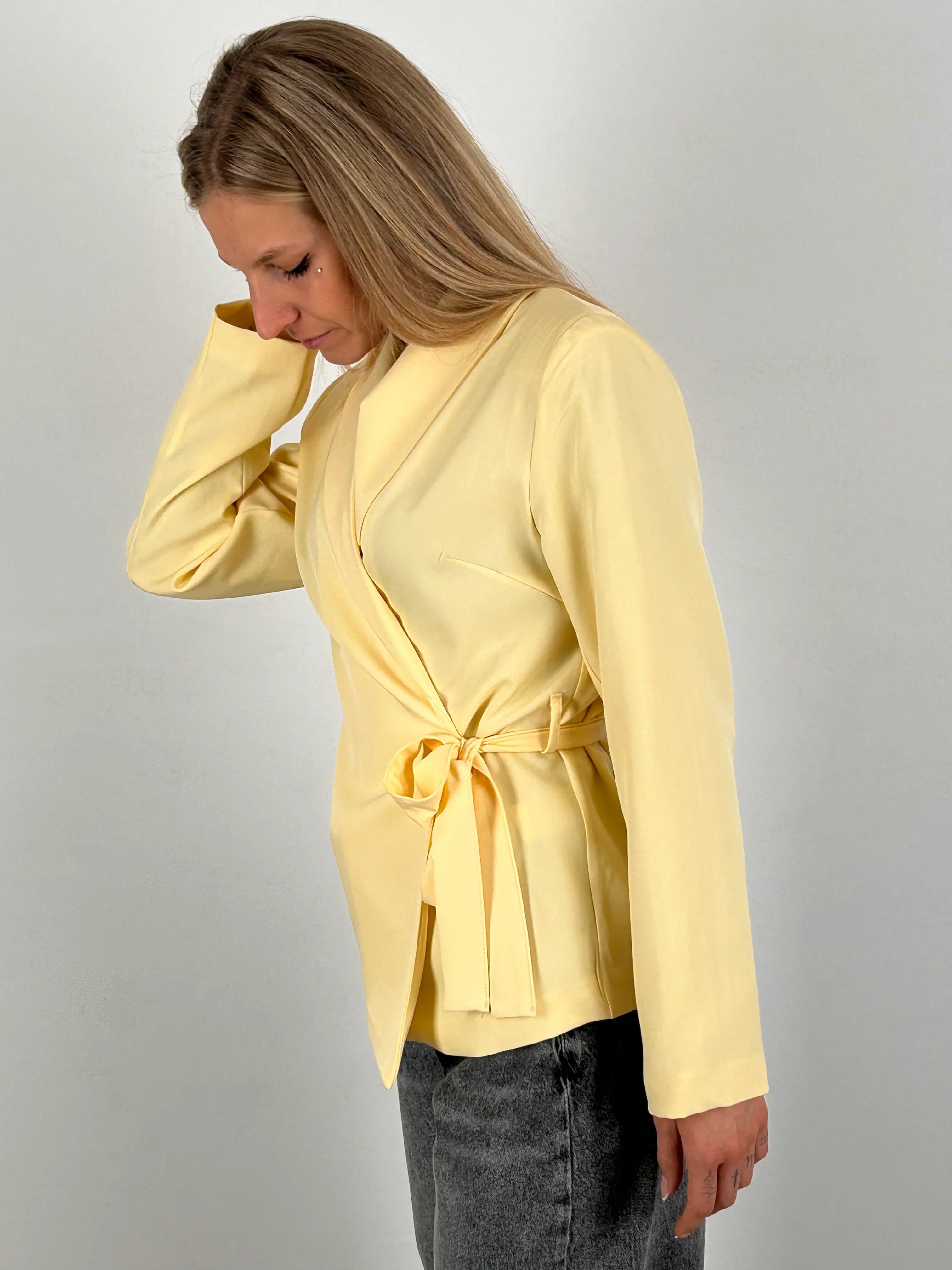 Giacca incrociata donna con fiocco vista laterale