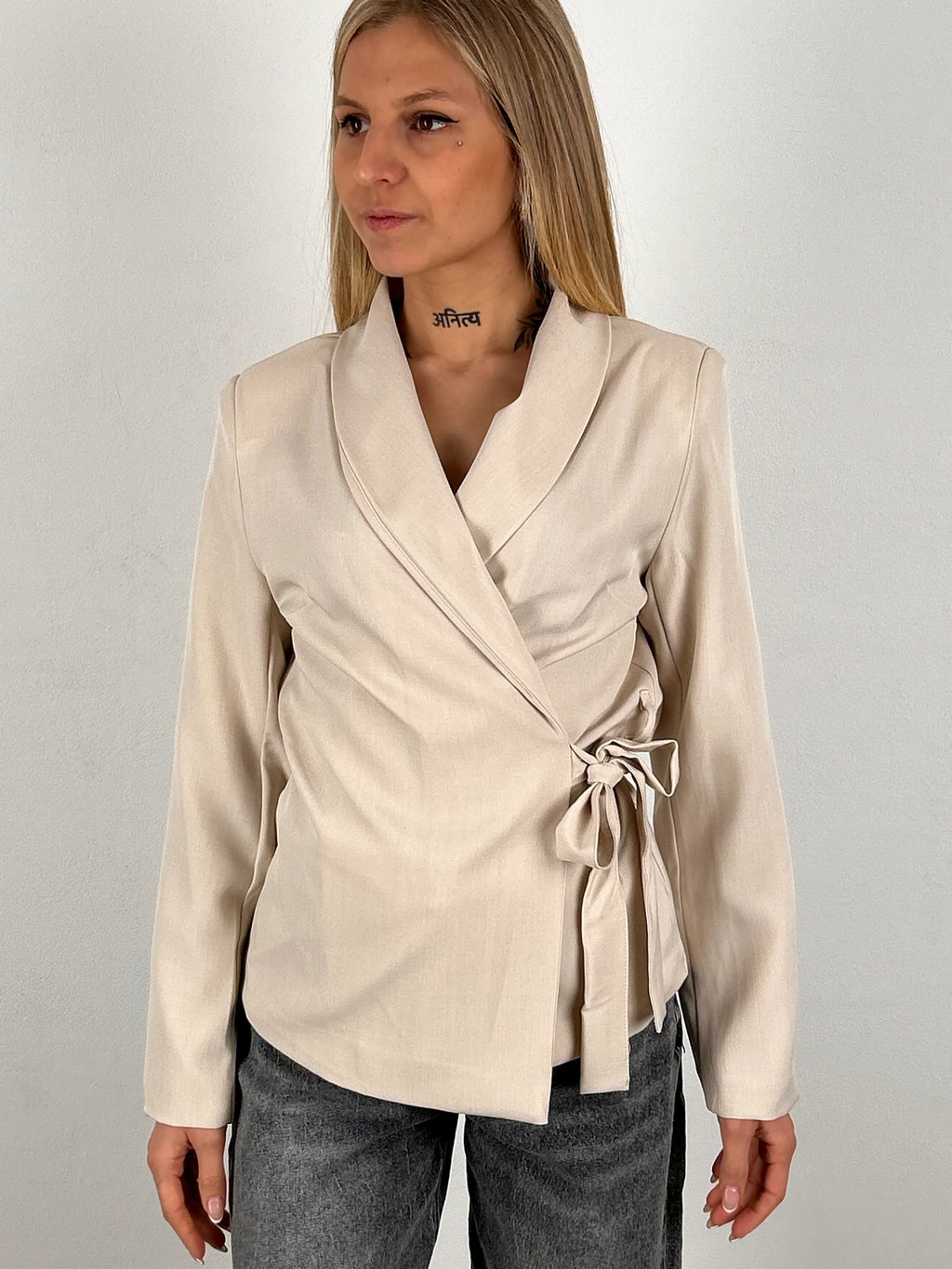 Giacca incrociata donna con fiocco vista frontale