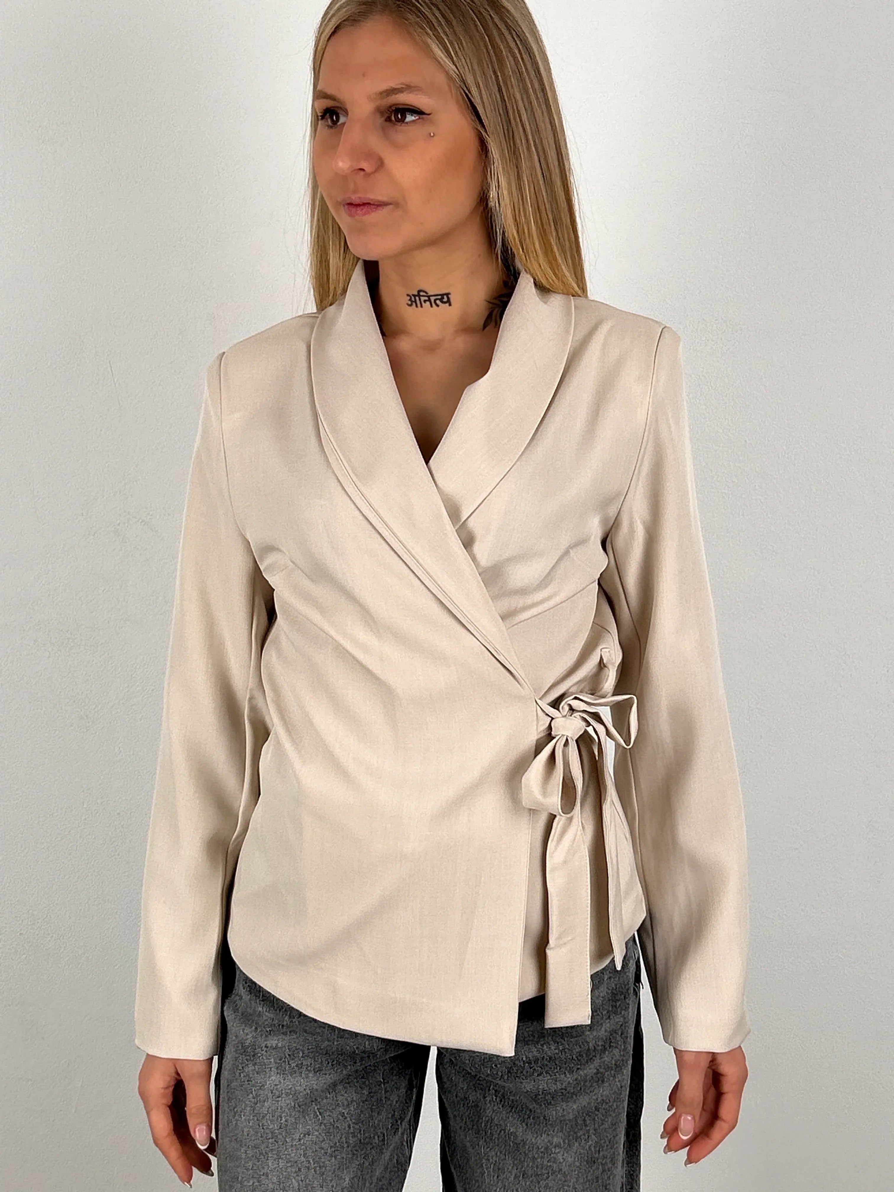 Giacca incrociata donna con fiocco vista frontale
