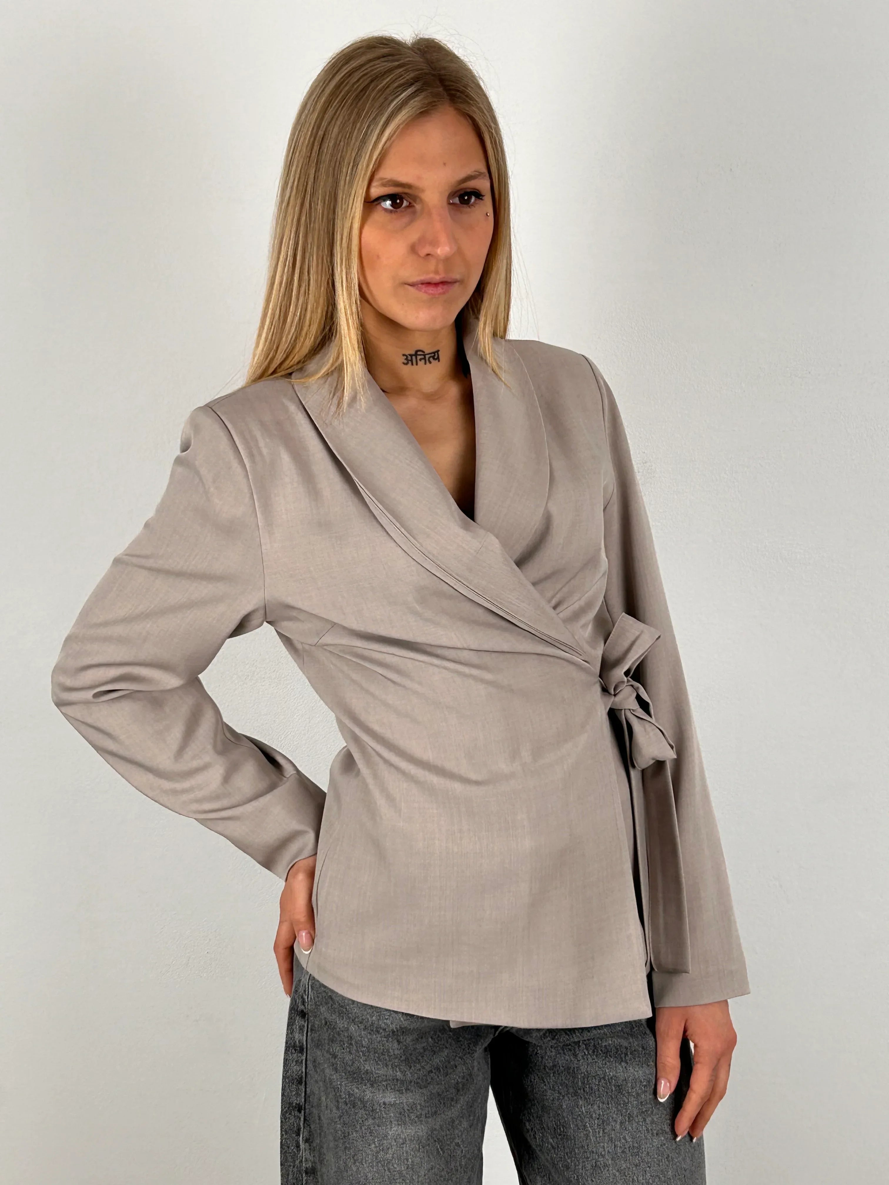 Giacca incrociata donna con fiocco vista frontale