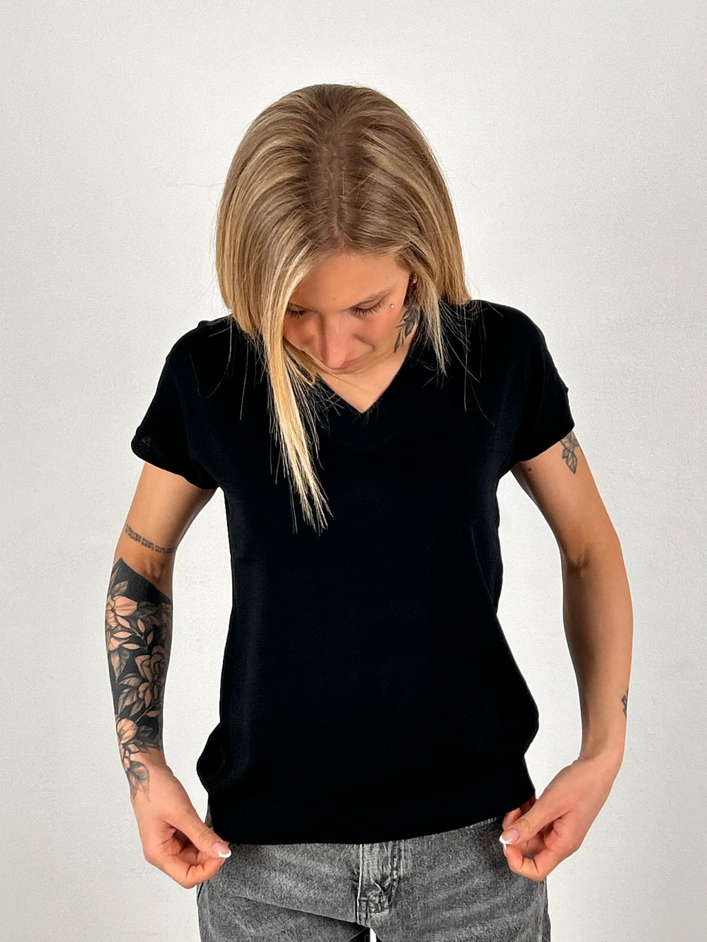 t shirt donna scollo v vista frontale