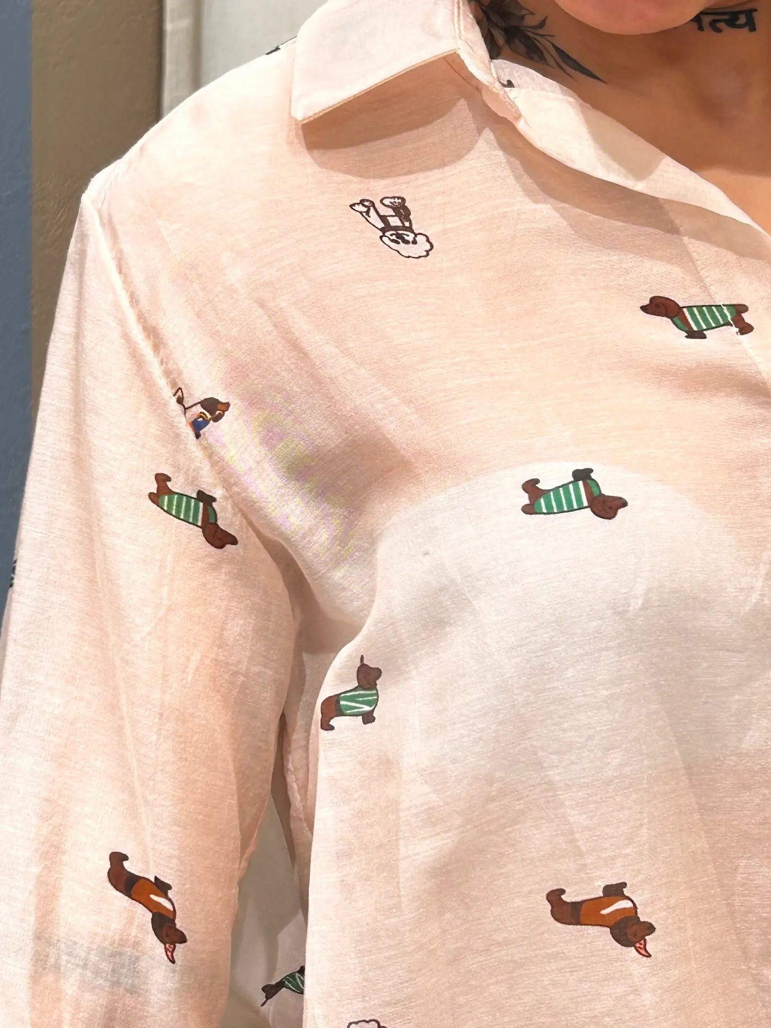 Camicia seta  on stampa bassotto pesca vista frontale