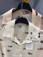 Camicia seta  on stampa bassotto . mostrate tutte e 2 insieme panna pesca