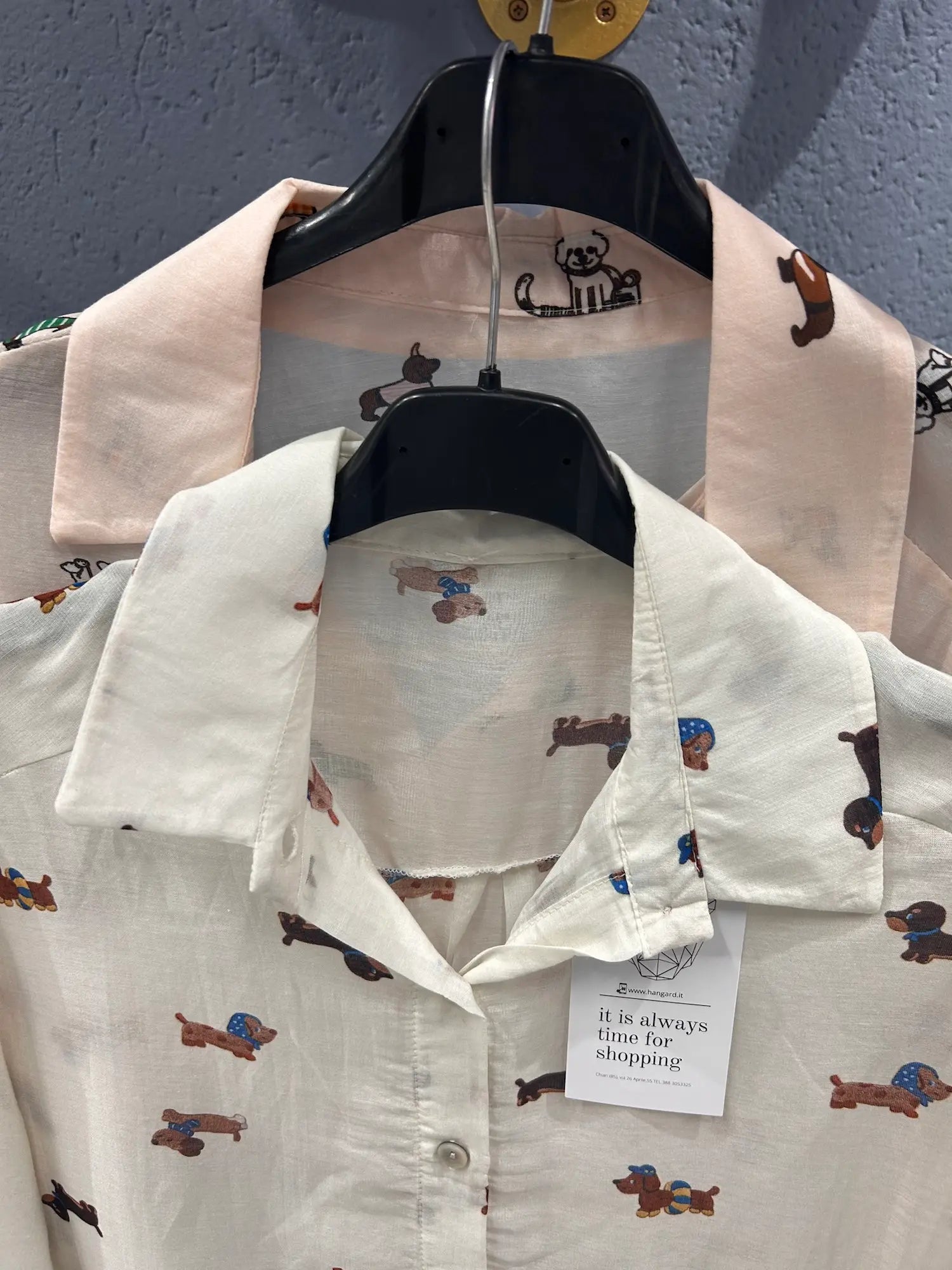 Camicia seta  on stampa bassotto . mostrate tutte e 2 insieme panna pesca